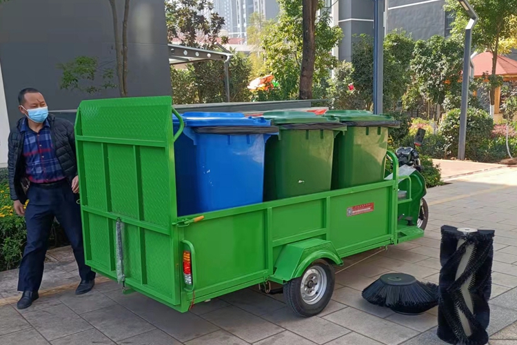 駕駛式掃地車和三輪六桶垃圾桶轉(zhuǎn)運車在城市街道物業(yè)小區(qū)的應(yīng)用