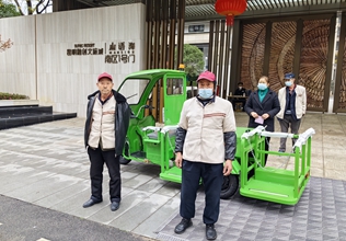 寶來潔國標240L垃圾桶四桶清運車 轉(zhuǎn)運車交機昆明融創(chuàng)文旅城保潔